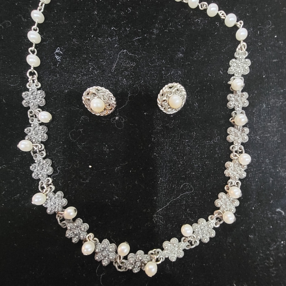 Silver tone and faux pearl choker